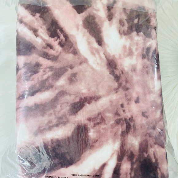 VS PINK Sherpa Blanket Tie Dye - Picture 6 of 7